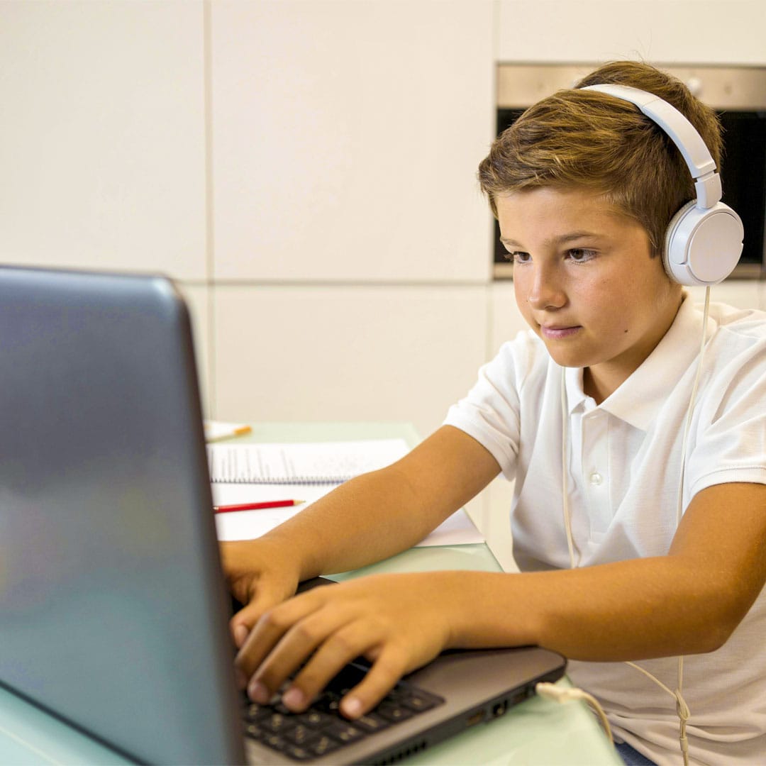 فوائد التعلم عبر الإنترنت للأطفال: مستقبل التعليم في متناول يديك